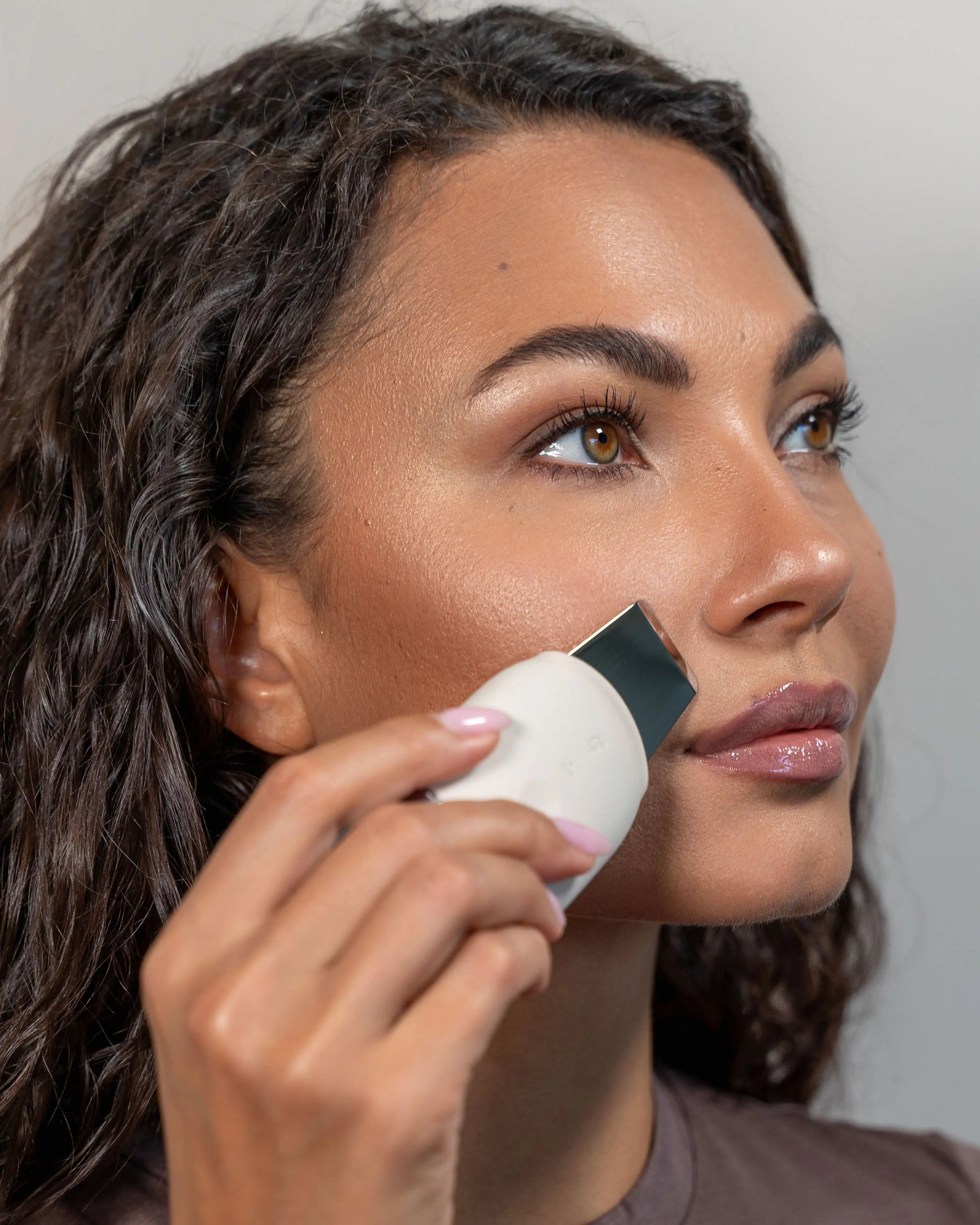 Blyss Iris – Ultrasonic Facial Scrubber & Skin Spatula brush
